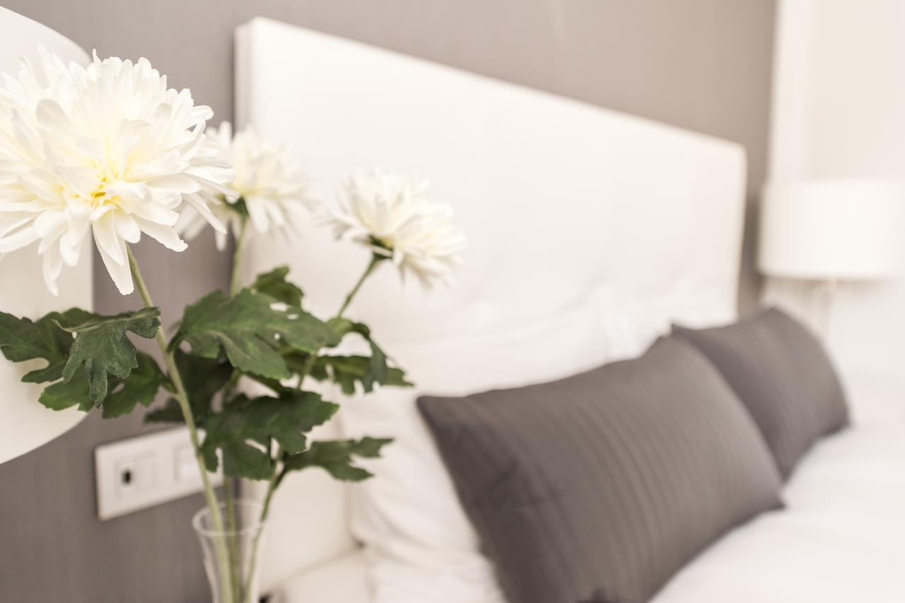 Latina Suite Madrid Room photo